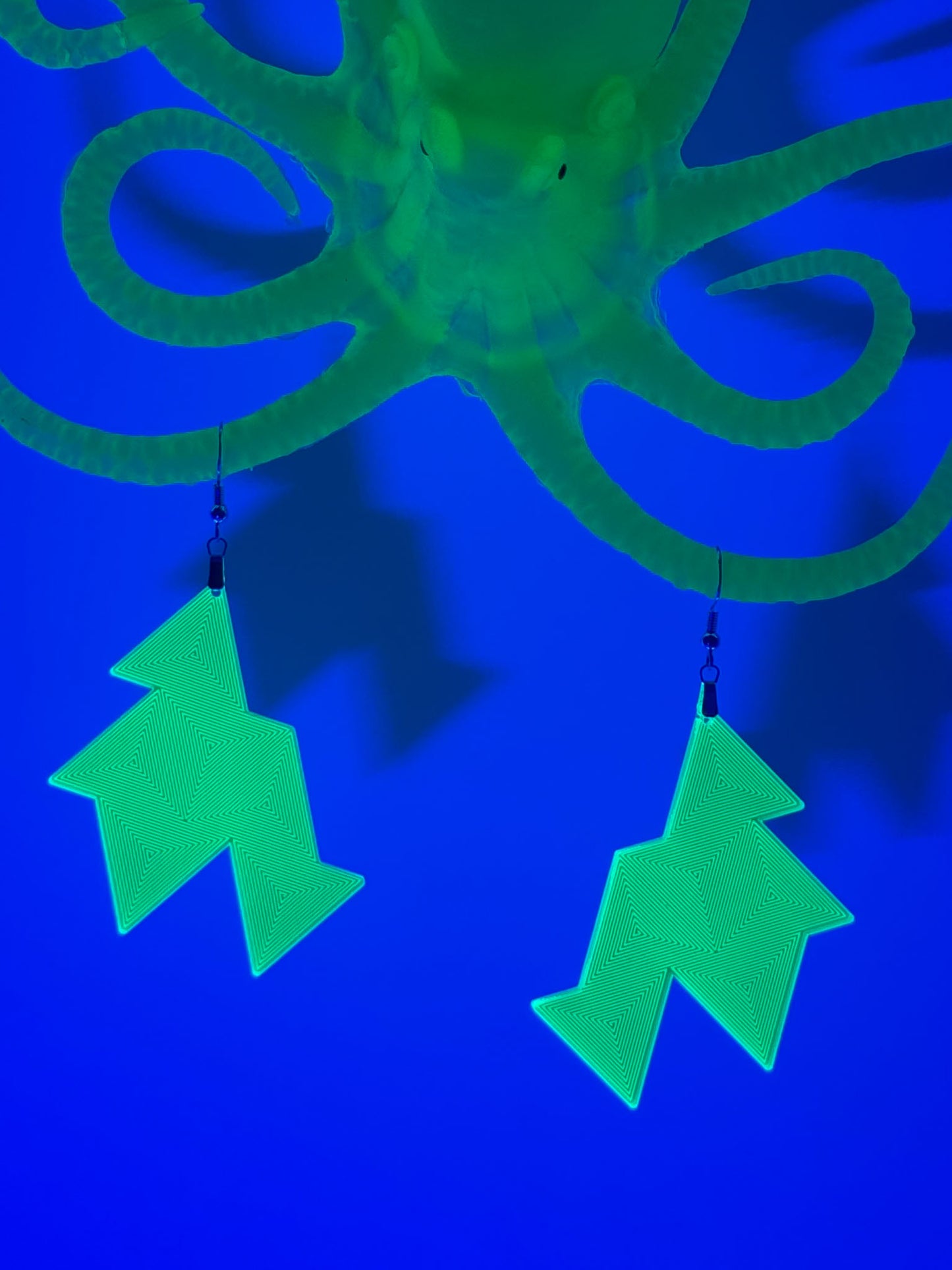 Linear Spiral Triangle Stacks - Black Light Reactive